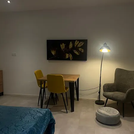 Monstera Iii - Industrial 3*