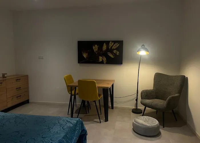 Monstera Iii - Industrial 3*